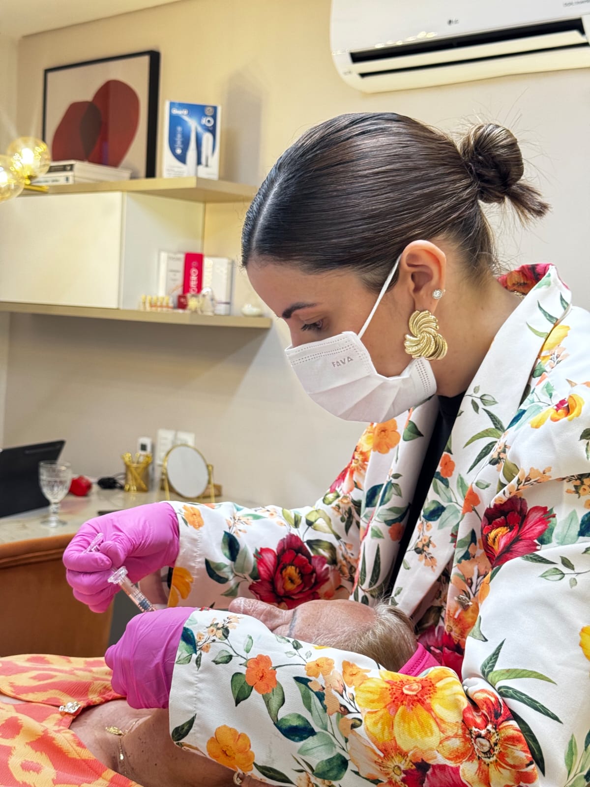 Dra. Lorena Vidal realizando procedimento de harmonização facial